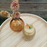 Keramieken urn geel met vlinder